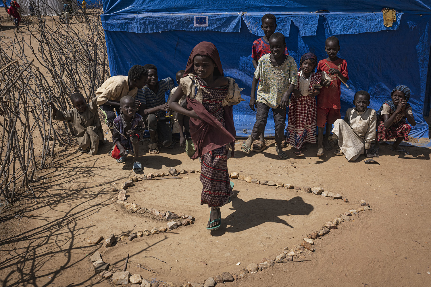Enfants qui jouent devant un abri